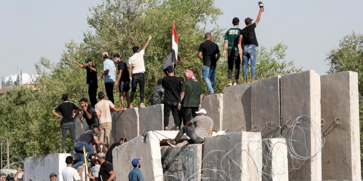 Para pengunjuk rasa berusaha menerobos gerbang istana kepresidenan Irak pada 29 Agustus 2022. (ist/Net).