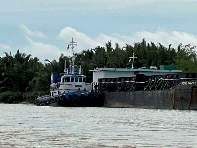 Tugboat dan Kapal Tongkang milik Surya Darmadi yang berada di Sumsel disita oleh Jaksa, Selasa (30/8).