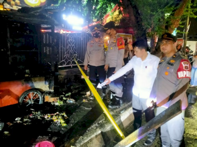 Pihak kepolisian melakukan olah TKP terbakarnya kios bensin eceran di Palembang/ist