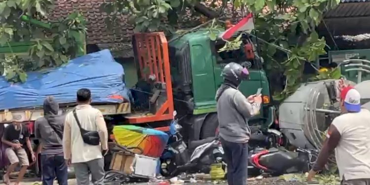 Kecelakaan truk menabrak tiang di depan SDN Kota Baru, Bekasi, Jawa Barat. (ist/rmolsumsel.id)