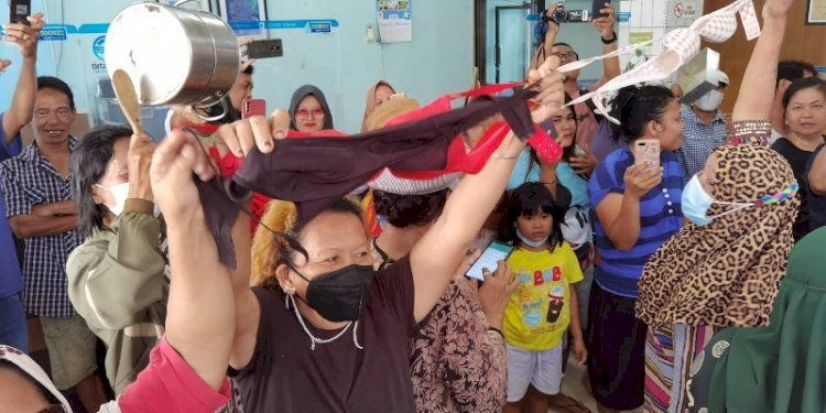 Warga membawa pakaian dalam saat demo ke Kantor PDAM Tirtanadi Cabang Padang Bulan.(Ist)