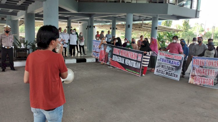 Suasana puluhan orang dari Masyarakat Miskin Kota (MMK) menggelar demo di halaman kantor DPRD Palembang, Rabu (31/8).(Dudy Oskandar/rmolsumsel.id)