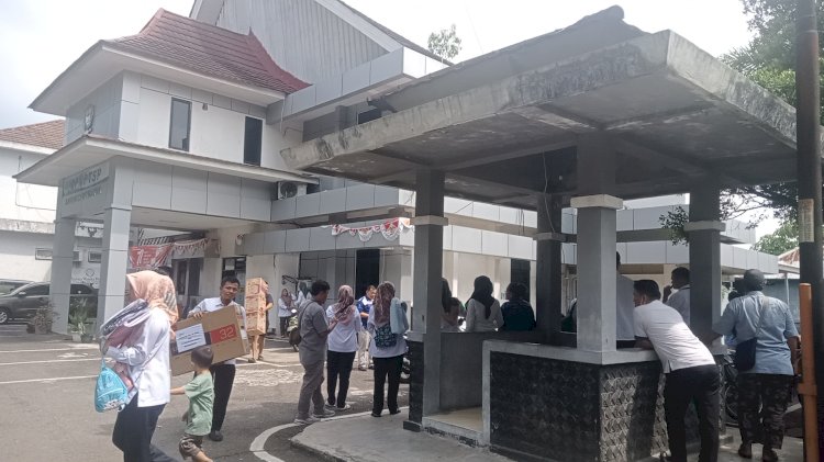Para ASN yang bekerja di kantor Pemerintah Kabupaten Muara Enim berhamburan keluar karena panik mendengar suara ledakan, Rabu (31/8).(Noviansyah/ RmolSumsel.id)