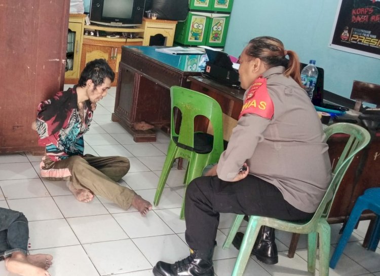 Guntur pria yang diduga ODGJ saat diamankan pihak kepolisian lantaran mengamuk sambil membawa senjata tajam/ist