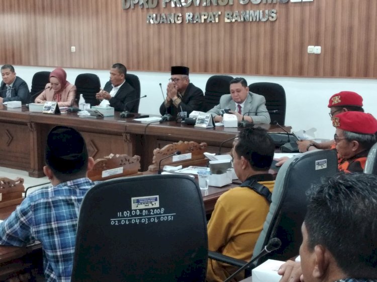 Pimpinan dan anggota Komisi IV DPRD Sumsel saat menerima perwakilan massa dari Gerakan Rakyat dan Mahasiswa Musi Banyuasin (Geram) yang mempertanyakan progres perbaikan jalan negara Muba-Betung yang progres perbaikannya belum maksimal di ruang rapat Banmus DPRD Sumsel, Rabu (31/8).( Dudy Oskandar/rmolsumsel.id)