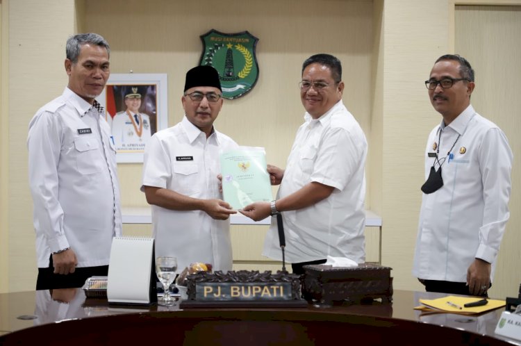 Kepala ATR/BPN Muba Ahmad Aminullah menyerahkan sertifikat aset milik Pemkab Muba yang diterima Pj Bupati Muba Apriyadi/ist