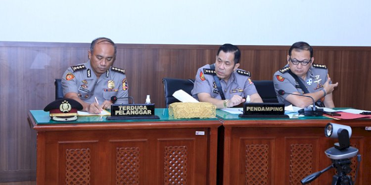 Mantan Kapolres Bandara Soetta, Kombes Kombes Edwin Hatorangan Hariandja saat menjalani sidang Komisi Kode Etik Polri (KKEP) lantaran menerima uang dari bandar narkoba/Ist