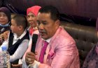 Pakai Jas Warna Pink, Hotman Paris Temui Korban Pemukulan Oknum Anggota DPRD Palembang