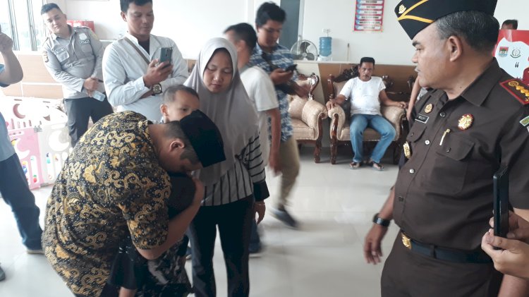  Sulaiman langsung sujud syukur setelah kasus penggelapan sepeda motor yang sempat menjeratnya tersebut mendapat restorative justice dari Kejaksaan Negeri (Kejari) Lubuklinggau, Kamis (1/9). (ist/ RmolSumsel.id)