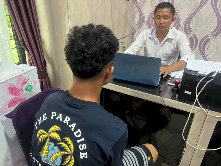 Tersangka SH saat menjalani pemeriksaan di Polres OKU Timur usai menusuk gurunya sendiri, Kamis (1/9). (ist/ Polres OKU Timur)