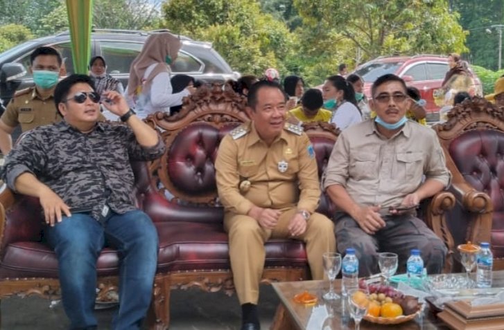 Politisi Gerindra Lahat Imanullah (kanan) saat mendampingi Bupati Lahat Cik Ujang di salah satu acara.  (ist/rmolsumsel.id)