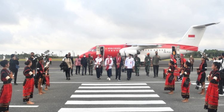Presiden Jokowi dan Ibu Iriana tiba di Bandara Mathilda Batlayeri, Kepulauan Tanimbar, Maluku, Kamis (1/9)/Setpres