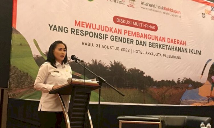 Kepala DP3A Sumsel Henny Yulianti saat melakukan pemaparan dalam diskusi bertajuk “Mewujudkan Pembangunan Daerah yang Responsif Gender dan Berketahanan Iklim” di Hotel Aryaduta Palembang. (ist/rmolsumsel.id)