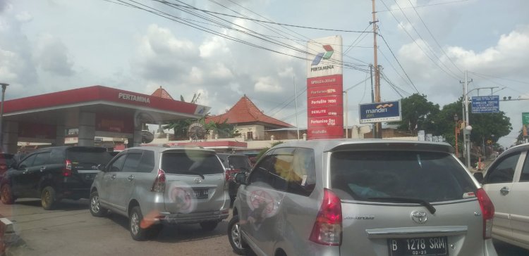 Antrean panjang di SPBU kota Palembang 30 menit menjelang kenaikan harga BBM subsidi oleh pemerintah, Sabtu (3/9). (Amarullah Diansyah/RmolSumsel.id)