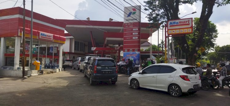 Antrean BBM di SPBU Palembang. (Amizon/ RmolSumsel.id)