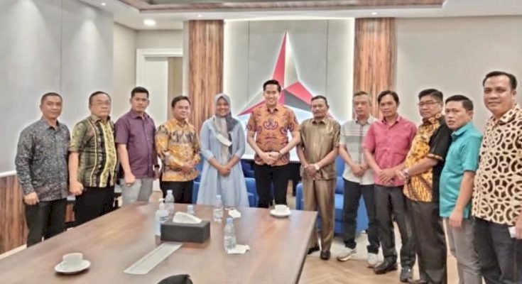 Foto bersama anggota DPRD Muara Enim dengan salah seorang kandidat bakal calon Wakil Bupati Muara Enim yang sempat menghebohkan warga. (ist/rmolsumsel.id)