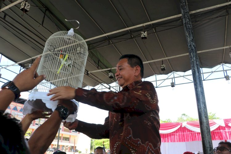 Tampak PJ Bupati Muara Enim Kurniawan secara simbolis menggantungkan salah satu burung kicau. (Noviansyah/Emol Sumsel.id). 