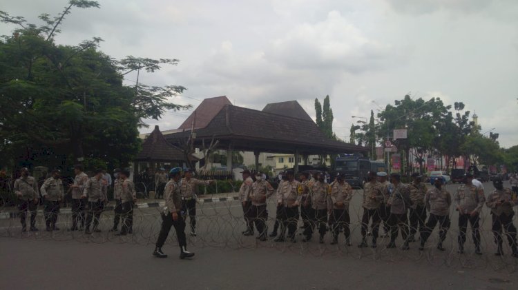 Aparat kepolisian dari Polrestabes Palembang tampak memasang kawat barikade di Jalan POM IX palembang tepatnya di depan Gedung DPRD Sumsel. (kenedy/rmolsumsel.id)