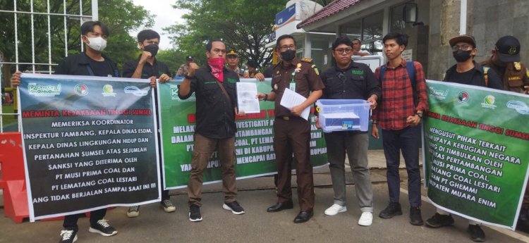Ketua KAWALI Sumsel, Chandra Anugrah saat menyerahkan berkas  temuan dugaan mega skandal korupsi PT Musi Prima Coal dan Lematang Coal Lestari ke Kejati Sumsel.  (mizon/rmolsumsel.id)