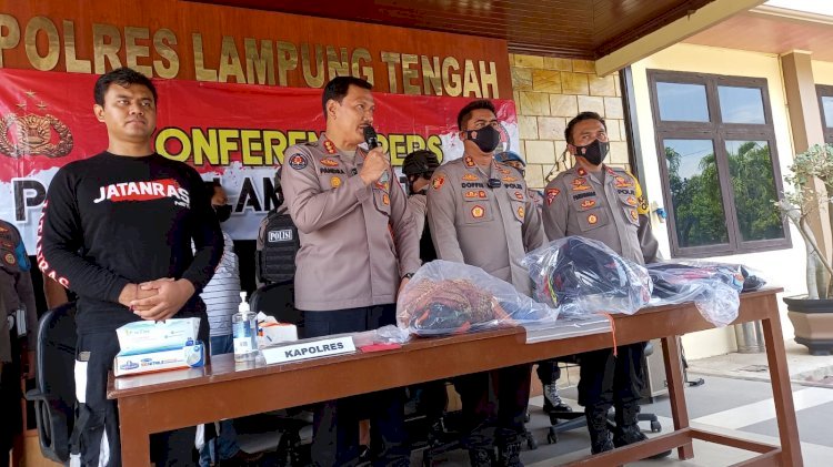  Kapolres Lampung Tengah, AKBP Doffei Fahlevi Sanjaya saat melakukan gelar perkara terkait kasus tembak mati anggota Bhabinkamtibmas yang dilakukan oleh Kanit Provost Polsek Way Pengubuan, Senin (5/9).