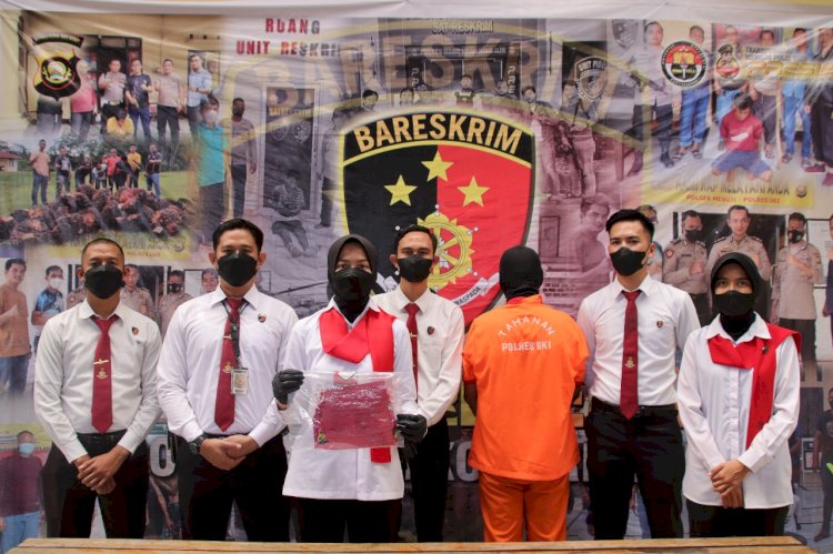 Kanit PPA IPDA Aryuni Aulia Sumarling saat melakukan gelar perkara ungkap kasus pencabulan anak berusia 4 tahun di Polres OKI, Senin (5/9). (Hari Wijaya/ RmolSumsel.id)