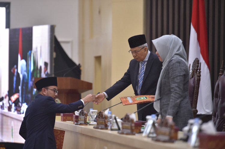 Juru bicara Fraksi Partai Gerindra DPRD Sumsel, Prima Salam  saat menyerahkan hasil laporan Fraksi Partai Gerindra DPRD Sumsel kepada Wagub Sumsel Mawardi Yahya, Senin (5/9).(Ist/rmolsumsel.id)   