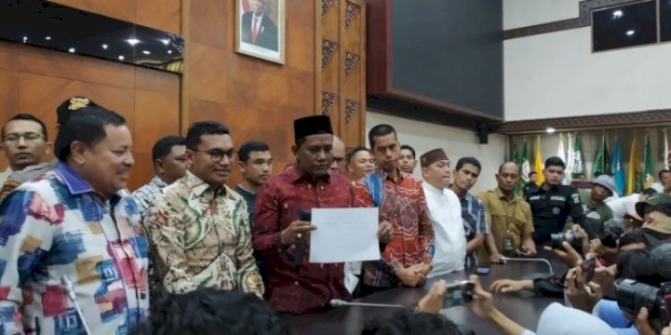 Ketua DPR Aceh, Samsul Bahri atau Pon Yahya menerima sejumlah tuntutan mahasiswa di Gedung DPR Aceh/RMOLAceh