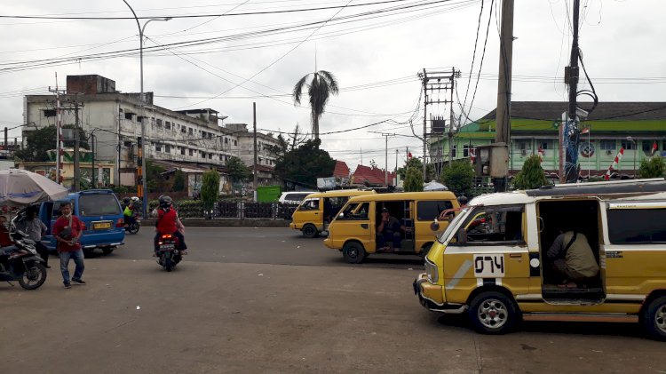 Angkutan jurusan Pasar Inpres-Simpang Priuk tengah menunggu penumpang di Terminal Pasar Inpres 
