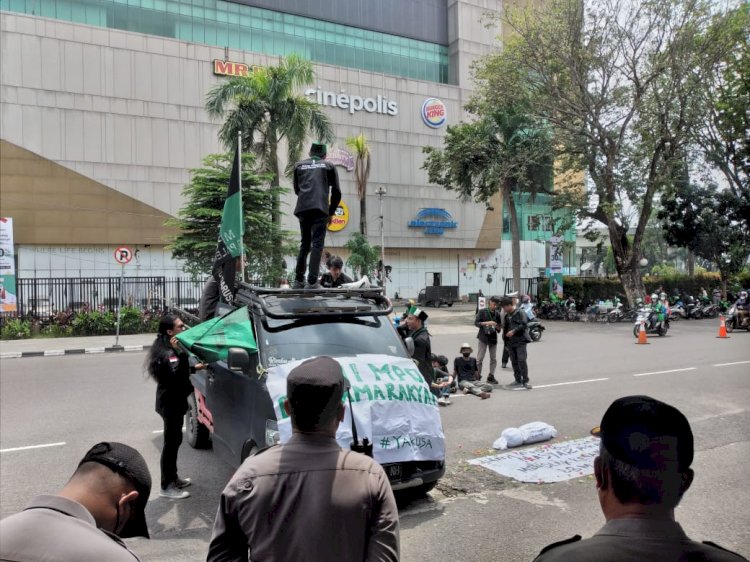 Massa HMI Cabang Palembang Darussalam saat menggelar aksi unjuk rasa di den=pan Gedung DPRD Sumsel. (dudi oskandar/rmolsumsel.id)