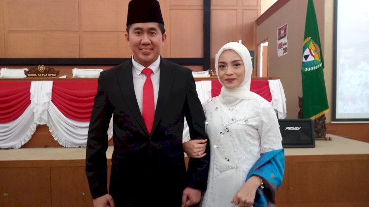 Pemenang Pilwabup Muara Enim, Ahmad Uzmarwi Kaffah bersama istri/ist