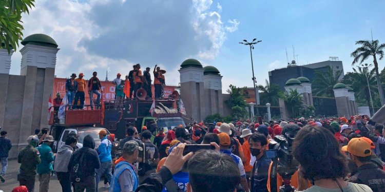 Aksi unjuk rasa buruh menolak kenaikan harga BBM di depan Gerbang DPR RI, Jalan Gatot Subroto, Senayan, Jakarta/RMOL