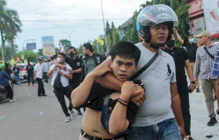 Sejumlah mahasiswa diamankan polisi dalam demonstrasi di Simpang RS Charitas Palembang/Foto:Humaidy Kennnedy