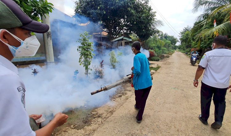 Dinas Kesehatan (Dinkes) Kabupaten PALI melakukan Foging diwilayah yang ditemukan kasus DBD/Foto:Eko