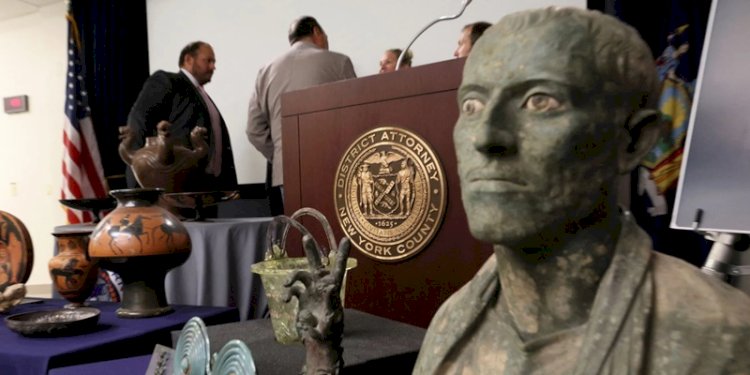 Patung Perunggu Manusia dan artefak penting lainnya ditampilkan selama konferensi pers dan upacara pemulangan barang antik curian ke Italia, di New York City, AS, 6 September 2022.