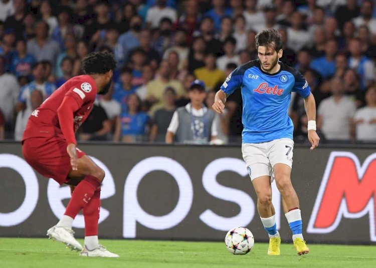 Pemain Napoli mencoba melewati Bek Liverpool/net