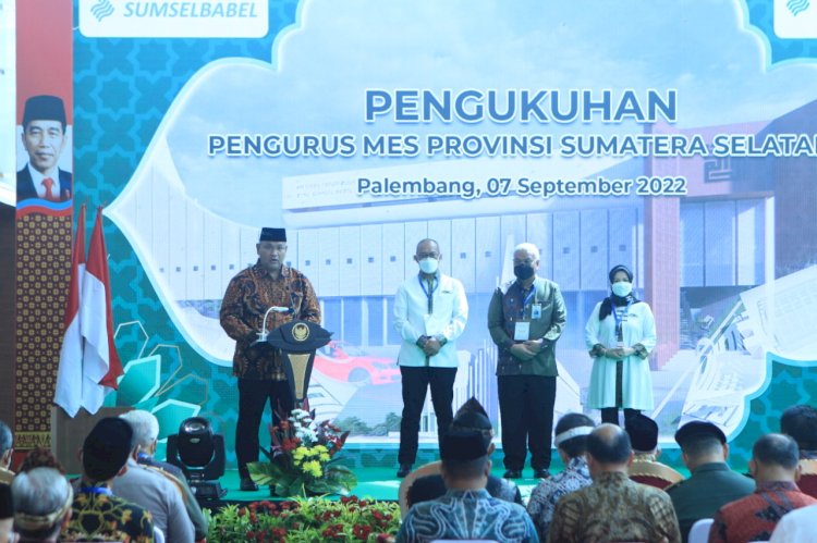 Sekretaris IV Masyarakat Ekonomi Syariah (MES), Teguh Santosa saat membacakan SK Pengurus MES Sumsel. (ist/rmolsumsel.id)