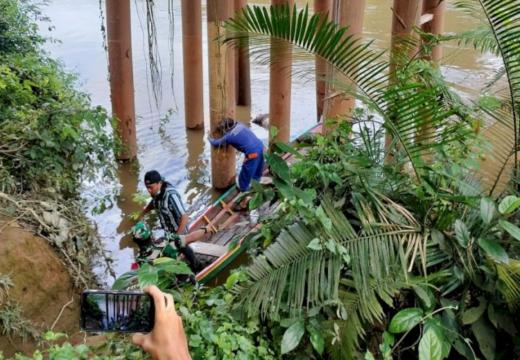 Tim melakukan evakuasi terhadap jenazah Mr X yang ditemukan di Sungai Lakitan Musi Rawas/ist