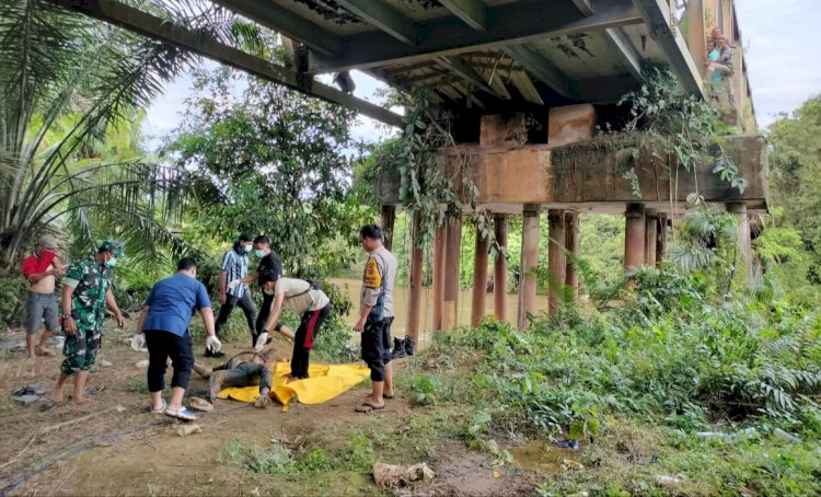 Tim melakukan evakuasi terhadap jenazah Mr X yang ditemukan di Sungai Lakitan Musi Rawas/ist