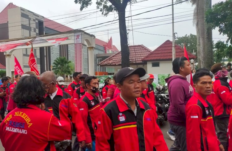 Peserta aksi mulai berkumpul sekitar pukul 13.00. Mereka mengenakan seragam merah disertai dengan sejumlah atribut bendera organisasi buruh/ist