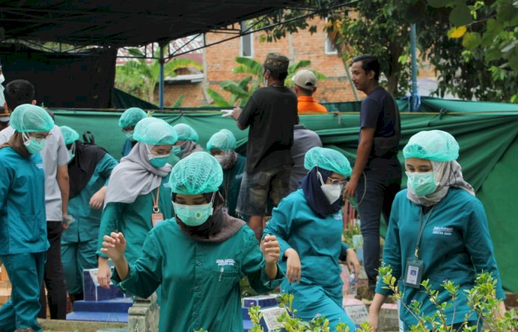 Tim Forensik dari Rumah Sakit (RS) Bhayangkara M Hasan Palembang  melakukan autopsi di TPU Sei Selayur Kecamatan Kalidoni Palembang/Foto: Humaidy Kennedy