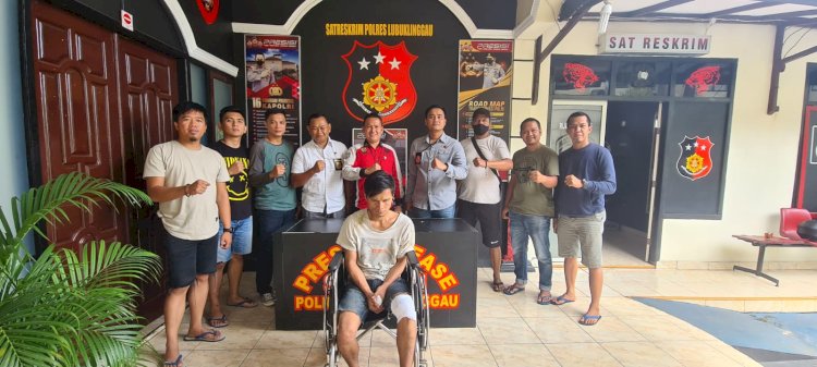 Pelaku saat diamankan pihak kepolisian. (Ist/Rmolsumsel.id). 