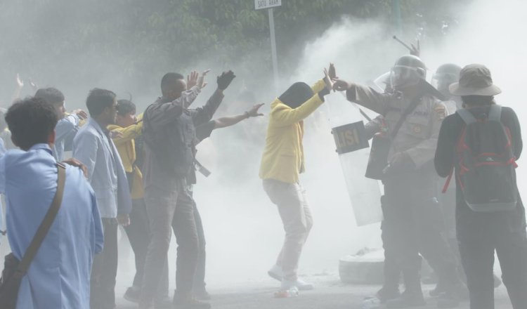 Seorang mahasiswa yang berada di garis depan saat kericuhan pecah dalam aksi massa tolak kenaikan BBM di Palembang, Kamis (8/9/2022). (Humaidy Kennedy/rmolsumsel.id)