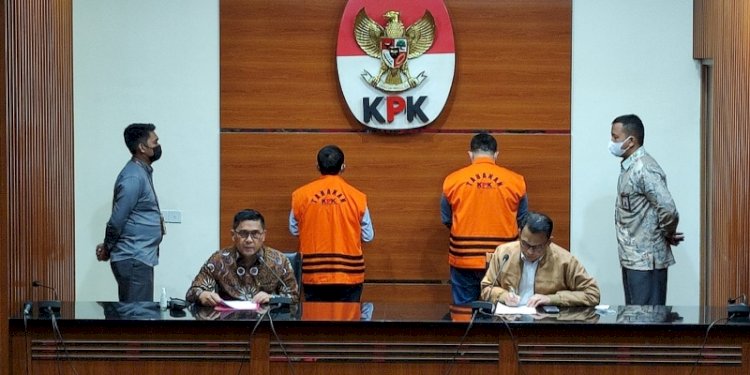  Komisi Pemberantasan Korupsi (KPK) resmi menahan seorang bapak dan anak yang menjadi tersangka penyuap Bupati Mamberamo Tengah Ricky Ham Pagawak (RHP)/RMOL