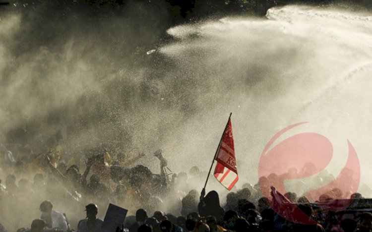 Bentrokan pecah antara massa peserta aksi demo tolak kenaikan BBM di Kota Palembang dengan aparat  kepolisian. Petugas menembakkan water canon untuk membubarkan aksi massa. (adam/rmolsumsel.id)