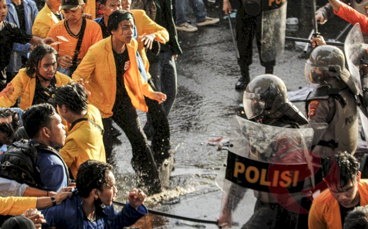 Aksi mahasiswa melakukan demo penolakan kenaikan harga BBM. (RmolSumsel.id)