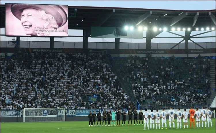 Pertandingan Liga Eropa antara FC Zurich kontra Arsenal, tampak kedua tim mengheningkan cipta jelang babak kedua laga atas berpulangnya Ratu Elizabeth II/repro
