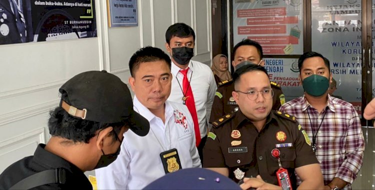 Kasat Reskrim Polres Lampung Tengah AKP Edi Qorinas saat limpahkan berkas ke Kejari/ Ist