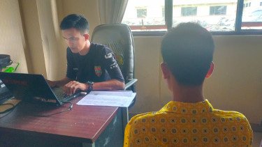 Korban saat melapor ke Polres Empat Lawang/ist