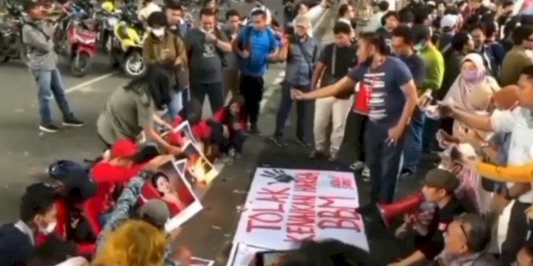 Aksi mahasiswa bakar foto pimpinan DPR RI saat demonstrasi penolakan kenaikan BBM/Net