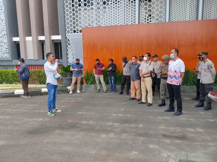 Ketua Lentera Hijau Sriwijaya, Febri Julian saat menyampaikan orasinya di halaman Kantor Gubernur Sumsel. (eko prasetyo/rmolsumsel.id)
